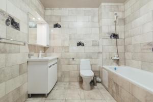 Ένα μπάνιο στο The Best Apartments Faraon on Kharkovskaya 2 room +32 φωτογραφίες