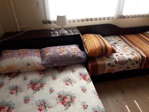 ein Schlafzimmer mit 2 Betten mit Kissen darauf in der Unterkunft Guest House Mania in Sofia