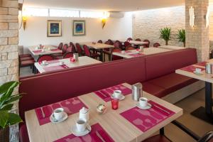 Restoran või mõni muu söögikoht majutusasutuses Hotel Campione