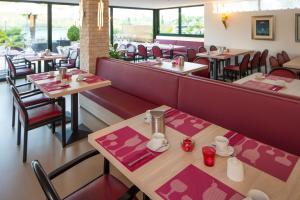 Restoran või mõni muu söögikoht majutusasutuses Hotel Campione