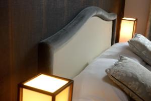Un dormitorio con una cama con dos luces. en Residence La Fenice en Venecia