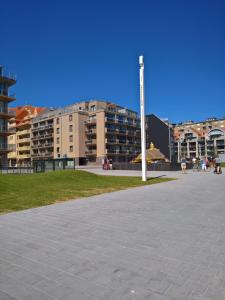 a street light in a park with buildings in the background at Studio Havenzicht in Nieuwpoort