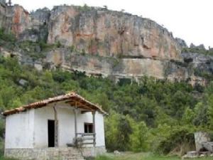 una pequeña casa frente a una montaña en Casa Rural Gerardo, en Armallones