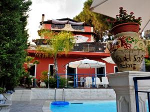 Bazén v ubytovaní B&B Villa del Sole Relais alebo v jeho blízkosti