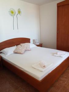 Кровать или кровати в номере Apartments Denis