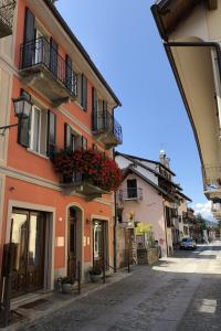 een gebouw met bloemen op de balkons in een straat bij Dimora d'Artista in Santa Maria Maggiore