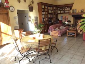 - un salon avec une table et des chaises dans l'établissement Chambres D'hotes De La Mure, à Saint-Rambert-sur-Loire