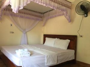 Giường trong phòng chung tại Hung Anh Homestay