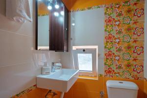 łazienka z umywalką, toaletą i oknem w obiekcie Aliki Serenity Cottage w mieście Mixórrouma +37 zdjęć