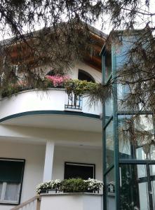 budynek z balkonem i oknem w obiekcie B&B LE MAGNOLIE w mieście Gallarate