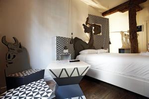 1 dormitorio con cama blanca y mesa en Pensión Basque Boutique, en Bilbao