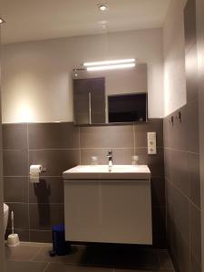 ein Badezimmer mit Waschbecken und Spiegel in der Unterkunft Ferienwohnung Familie Boemer in Alf + 12 Fotos