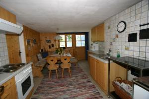 uma cozinha com uma mesa e cadeiras em Haus Sücka em Blons