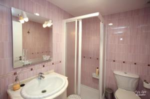 Koupelna v ubytování Apartamentos Bouso