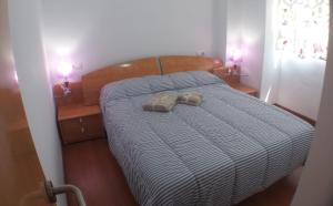 マラガにあるMalaga Rivasのベッドルーム1室(靴1足付きのベッド1台付)