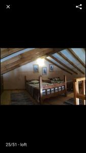 Pokój z 2 łóżkami na poddaszu w obiekcie Anjela's village house w mieście Marathias
