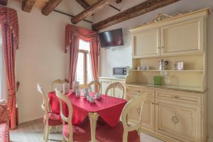 uma cozinha com uma mesa com uma toalha de mesa vermelha em Sweet Home Venice em Veneza