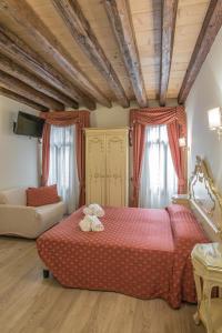 um quarto com uma cama com dois ursinhos de peluche em Sweet Home Venice em Veneza