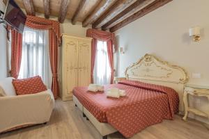 um quarto com uma cama, um sofá e uma mesa em Sweet Home Venice em Veneza