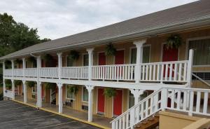 budynek z białymi barierkami, czerwonymi ścianami i białymi balkonami w obiekcie Homestead Motel w mieście Branson