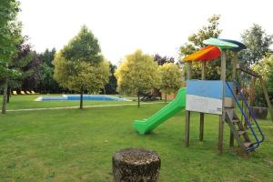 Ein Kinderspielbereich in der Unterkunft Quinta Vale do Homem