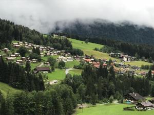 mała wioska na wzgórzu w górach w obiekcie Steuer 59 App 5 w mieście Annaberg im Lammertal