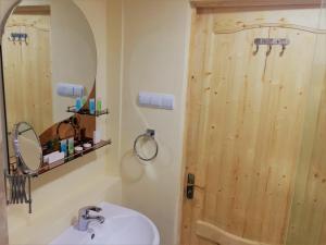 baño con lavabo y puerta de madera en Dilijan Family House en Dilijan