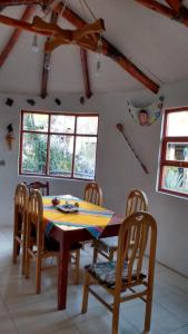 uma sala de jantar com mesa e cadeiras em Samana Wasi em Yanque