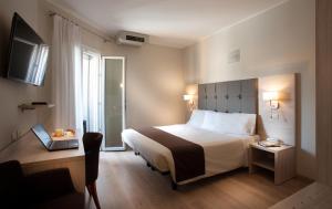 En eller flere senger på et rom på Hotel Montereale