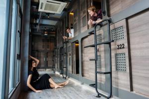 eine Gruppe von Menschen, die auf der Treppe in einem Gebäude sitzen in der Unterkunft Nonze Hostel in Pattaya