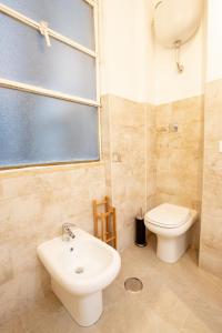 A bathroom at Traveller’s Home in Gourmet District Near Center!