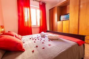 A bed or beds in a room at Traveller’s Home in Gourmet District Near Center!