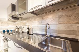 A kitchen or kitchenette at Traveller’s Home in Gourmet District Near Center!
