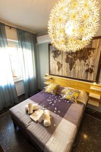 A bed or beds in a room at Traveller’s Home in Gourmet District Near Center!