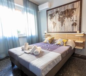 A bed or beds in a room at Traveller’s Home in Gourmet District Near Center!