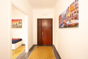 A bed or beds in a room at Traveller’s Home in Gourmet District Near Center!