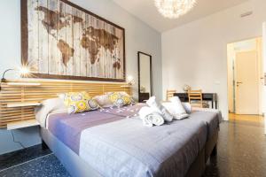 A bed or beds in a room at Traveller’s Home in Gourmet District Near Center!