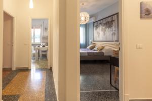 A bed or beds in a room at Traveller’s Home in Gourmet District Near Center!