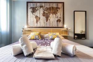 A bed or beds in a room at Traveller’s Home in Gourmet District Near Center!