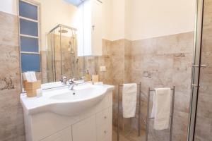 A bathroom at Traveller’s Home in Gourmet District Near Center!
