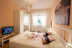 A bed or beds in a room at Traveller’s Home in Gourmet District Near Center!