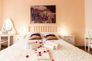 A bed or beds in a room at Traveller’s Home in Gourmet District Near Center!