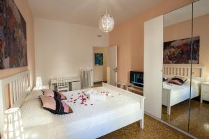 A bed or beds in a room at Traveller’s Home in Gourmet District Near Center!