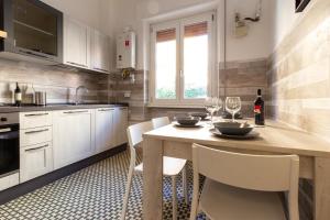 A kitchen or kitchenette at Traveller’s Home in Gourmet District Near Center! Még 36 kép