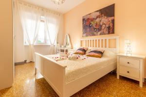 A bed or beds in a room at Traveller’s Home in Gourmet District Near Center!