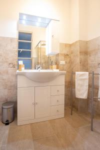A bathroom at Traveller’s Home in Gourmet District Near Center!