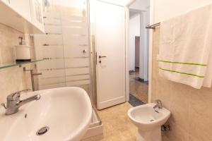 A bathroom at Traveller’s Home in Gourmet District Near Center!