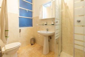 A bathroom at Traveller’s Home in Gourmet District Near Center!