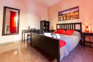 A bed or beds in a room at Traveller’s Home in Gourmet District Near Center!