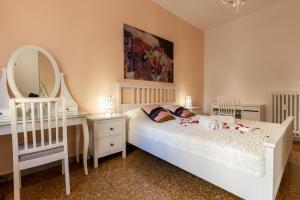 A bed or beds in a room at Traveller’s Home in Gourmet District Near Center!